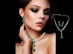 Stunning Emerald And Rhinestone Necklace